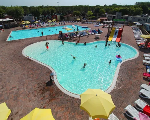 Aperçu des piscines du camping Roan Del Garda.