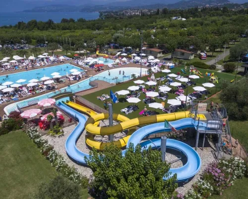 Vue d'ensemble de la piscine du Roan camping Delle Rose.