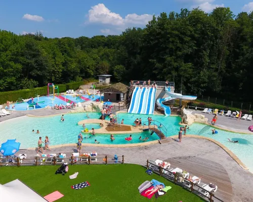 Vue d'ensemble de la piscine du Roan camping de Bonnal.