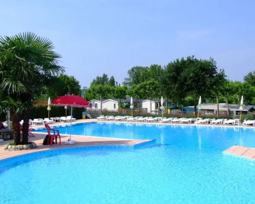 Piscine du camping Roan Okay Lido.