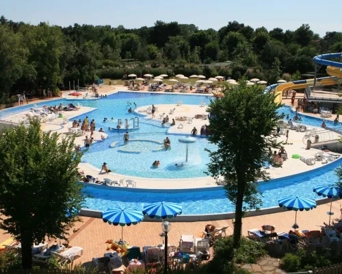 Vue d'ensemble de la piscine du camping Roan Villaggio Turistico.