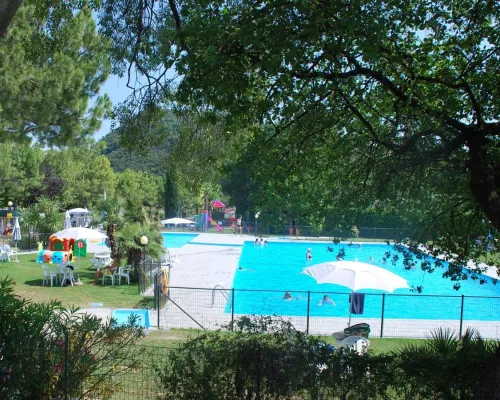 Vue d'ensemble de la piscine du camping Roan La Rocca Manerba.