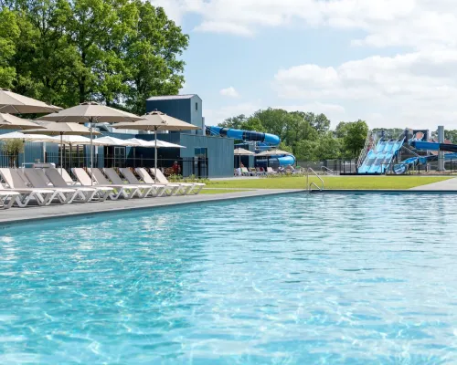 Piscine extérieure chauffée avec 4 toboggans aquatiques au camping Roan De Twee Bruggen.