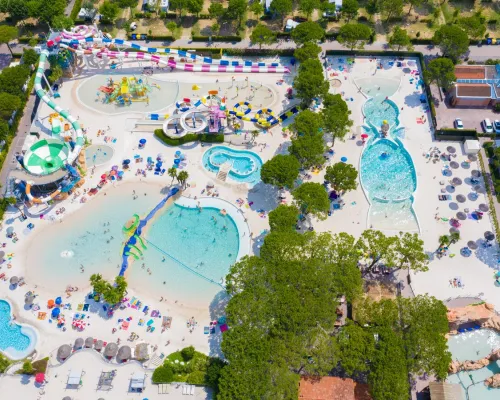 Vue d'ensemble du complexe aquatique du camping Roan Union Lido Mare.