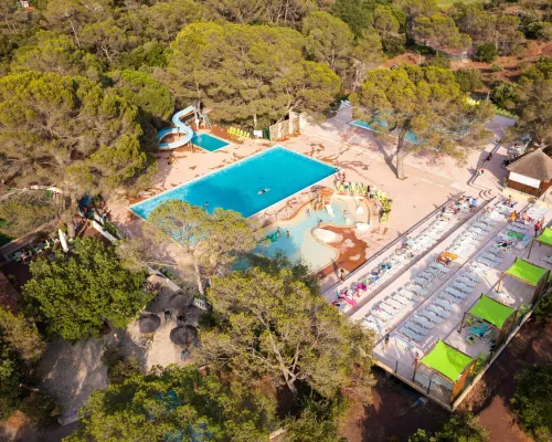 Prise de vue par drone de la piscine du camping Roan La Pierre Verte.