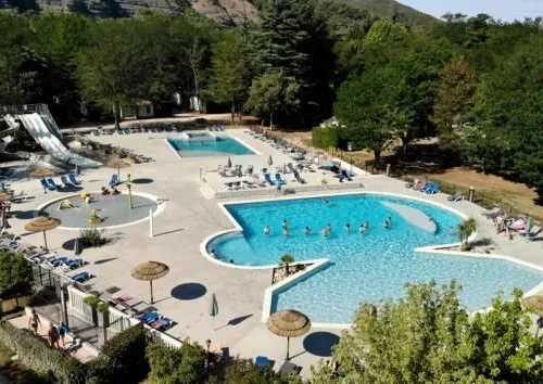 Vue d'ensemble de la piscine du camping Roan La Grand Terre.