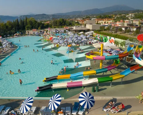 Complexe aquatique avec toboggans et jeux d'eau au camping Roan Cisano San Vito.