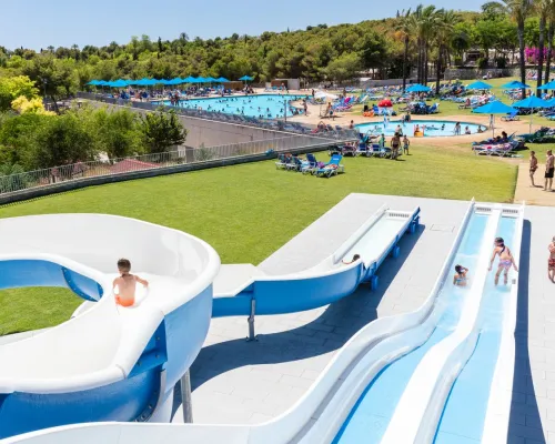 Toboggans aquatiques au camping Roan Vilanova Park.