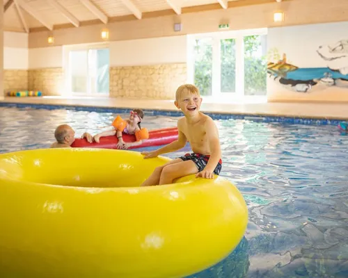 Un enfant joue dans le panier de natation au camping Roan Marvilla Parks Friese Meren.