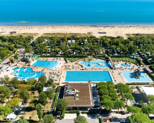 Prise de vue par drone des piscines du camping Roan Marina Di Venezia.