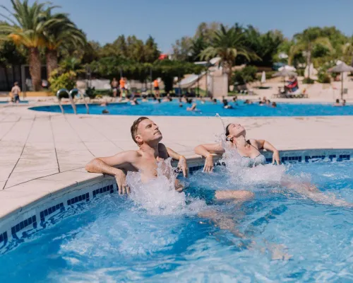 Bain à remous au bord de la piscine du camping Roan Tucan.