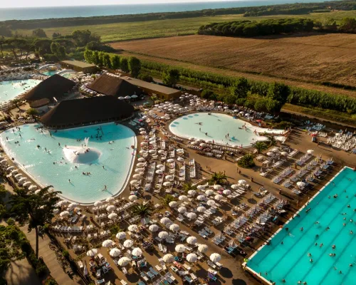 Vue d'ensemble du complexe aquatique du Roan camping Park Albatros.