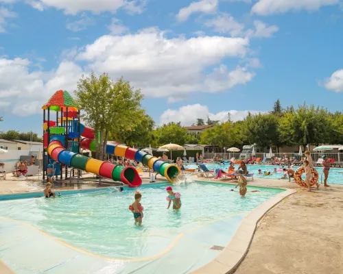 Enfants dans la piscine du Roan Camping Butterfly.