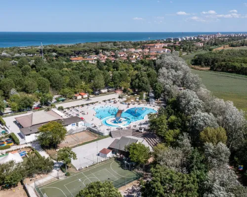 Prise de vue par drone de la piscine du camping Roan Adriano Village.