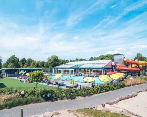 Piscine intérieure et extérieure avec toboggans au camping Roan Ackersate.