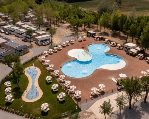 Piscine et parc à jets d'eau au camping Roan Rimini Family Village.