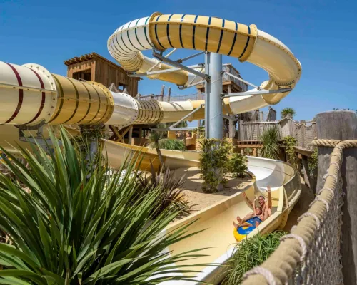 Toboggan aquatique au camping Roan Serignan Plage.