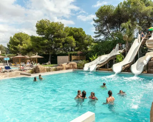 Piscine avec toboggans au camping Roan El Garrofer.