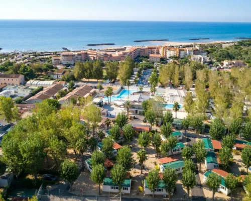 Vue d'ensemble des hébergements et du complexe aquatique du camping Roan Club Napoléon.