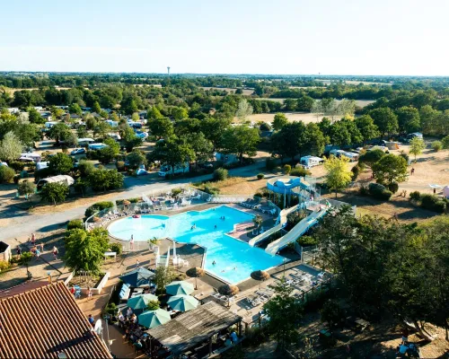 Vue d'ensemble de la piscine du Roan camping du Latois.