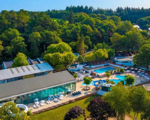 Piscine extérieure et intérieure au camping Roan Le Ty Nadan.