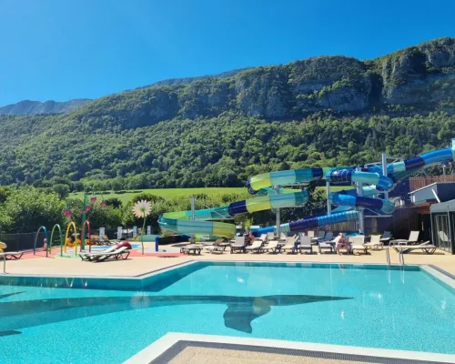 Piscine avec toboggans au camping Roan L'Ideal.