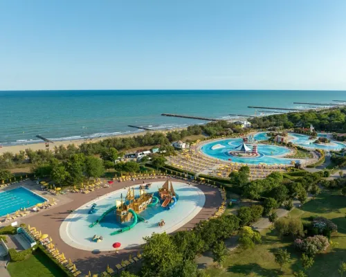 Vue d'ensemble de la piscine du camping Roan Pra'delle Torri.