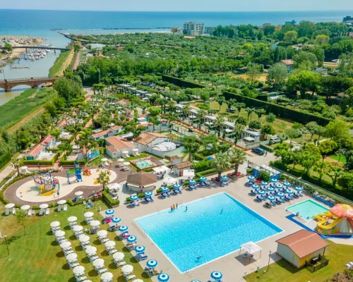 Aperçu du camping et de la piscine du Roan camping Rubicone.