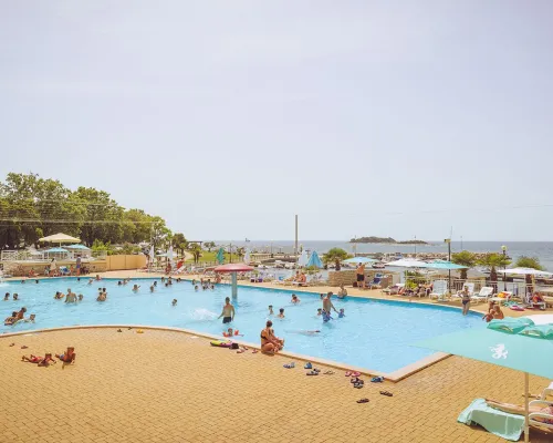 Vue d'ensemble de la piscine du camping Roan Zelena Laguna.