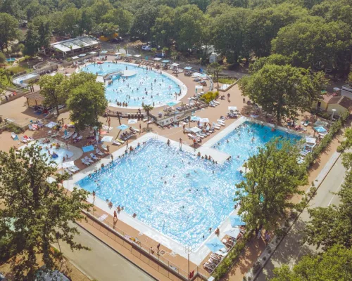 Vue d'ensemble de la piscine du Roan camping Bijela Uvala.