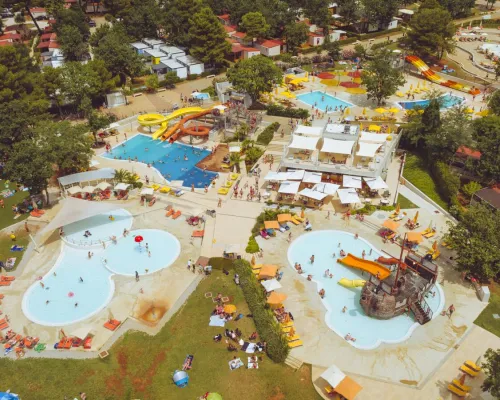 Vue d'ensemble du complexe de piscines du camping Roan Lanterna.