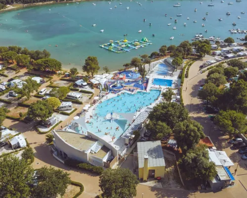 Prise de vue par drone de la piscine du camping Roan Vestar.