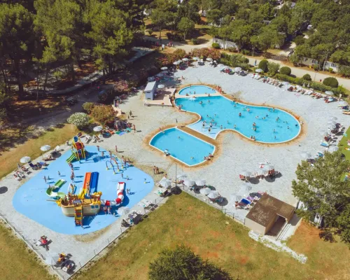 Vue d'ensemble de la piscine du camping Roan Bi Village.