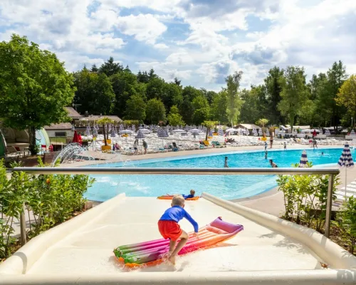 Le toboggan du camping Roan hu Birkelt village.
