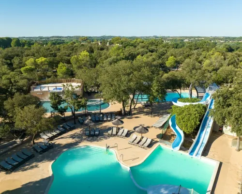 Une photo d'ensemble de la piscine du Roan camping Domaine de Massereau.