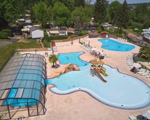 Vue d'ensemble de la piscine du Roan camping Le Chêne Gris.