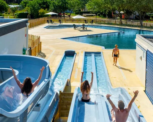 Des personnes sur le toboggan aquatique du camping Roan Les Chardons Bleus de la Turballe.