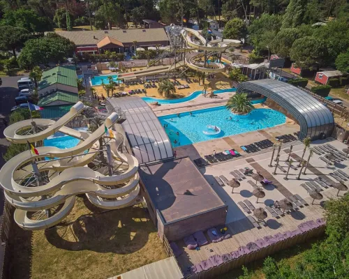 Vue d'ensemble du complexe de piscines du camping Roan La Pinède.