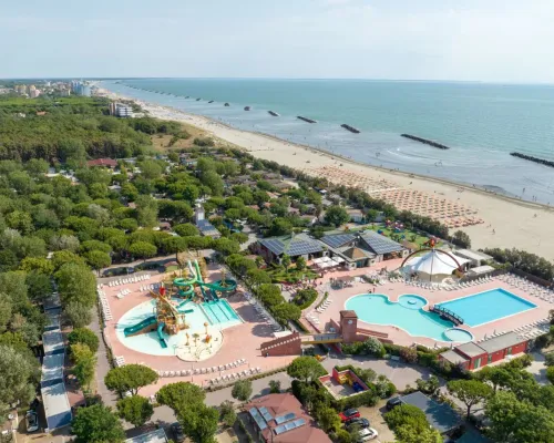 Aperçu des piscines et de la plage du camping Roan Spiaggia e Mare.