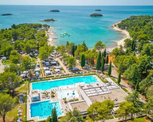 Piscine et plage au camping Roan Valkanela