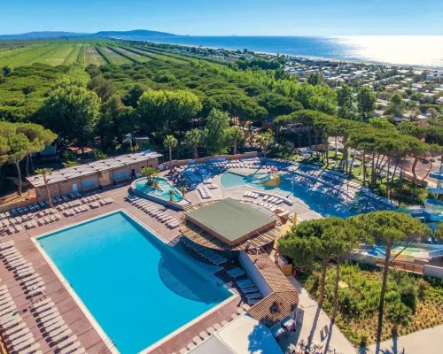 Vue d'ensemble de la piscine du Roan camping Le Castellas.