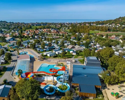 Complexe de piscines au camping Roan La Vallée.