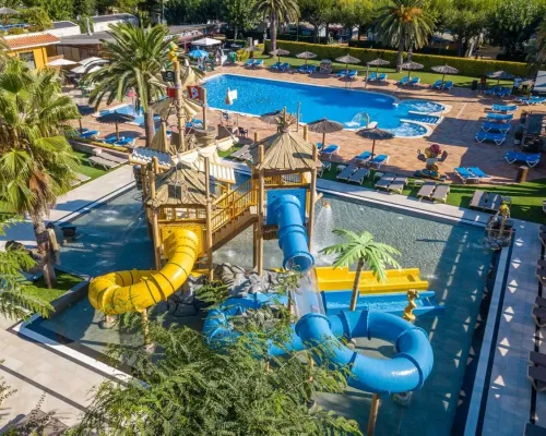 Vue d'ensemble de la piscine du camping Roan La Masia.