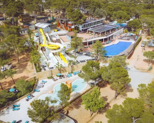 Aperçu des piscines et de l'environnement verdoyant du camping Roan Internacional de Calonge.