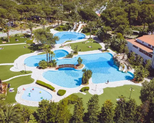 Aperçu de la piscine et de la pataugeoire du camping Roan Playa Montroig.