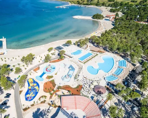 Vue d'ensemble de la piscine et de la magnifique baie du camping Roan Zaton Holiday resort.