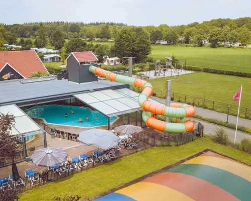 Vue de dessus de la piscine du Roan camping 't Veld.