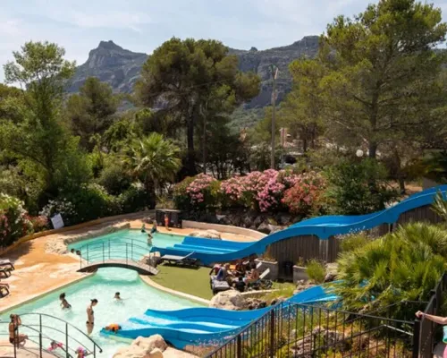 Complexe de piscines au camping Roan Domaine de la Noguière.