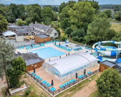 Aperçu du parc aquatique du camping Domaine de la Brèche.
