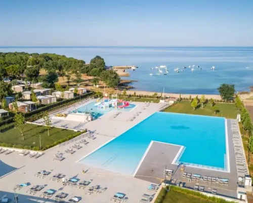 Piscine avec pataugeoire, toboggans et baie au camping Roan Park Umag.